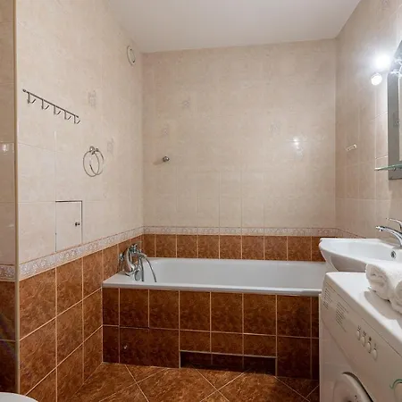 Apartment Jagiellonska 4: Private With Balcony Near National Stadium